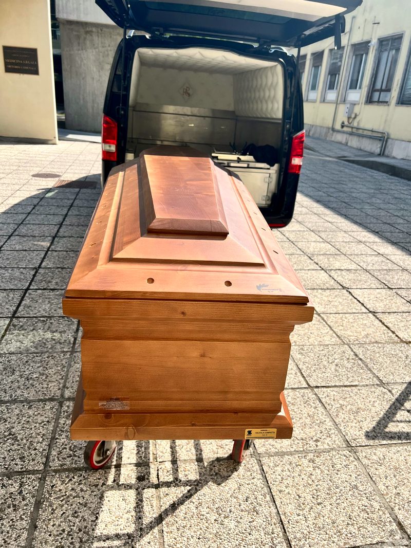 Дерев'яна транспортувальна труна з герметичним цинковим вкладом біля автомобіля GRG