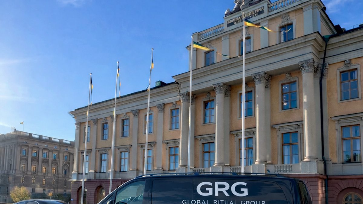 Катафалк GRG біля адміністративної будівлі в європейському місті