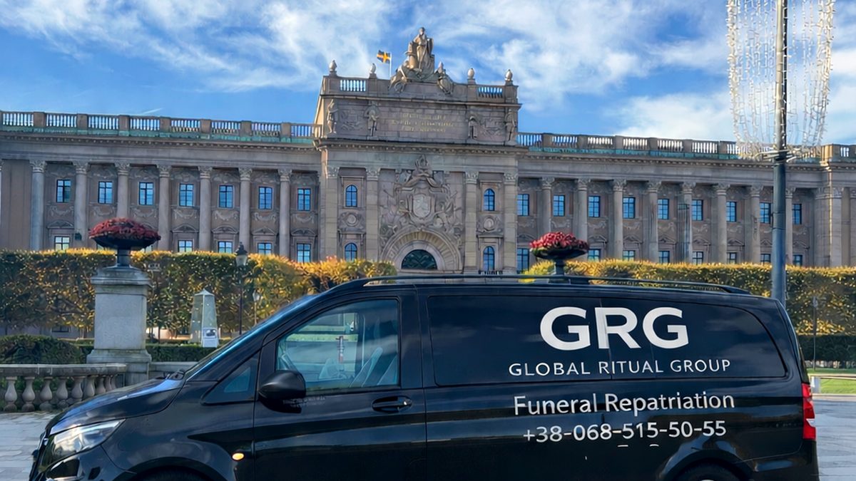 Автомобіль GRG для міжнародної репатріації померлих у центрі європейського міста