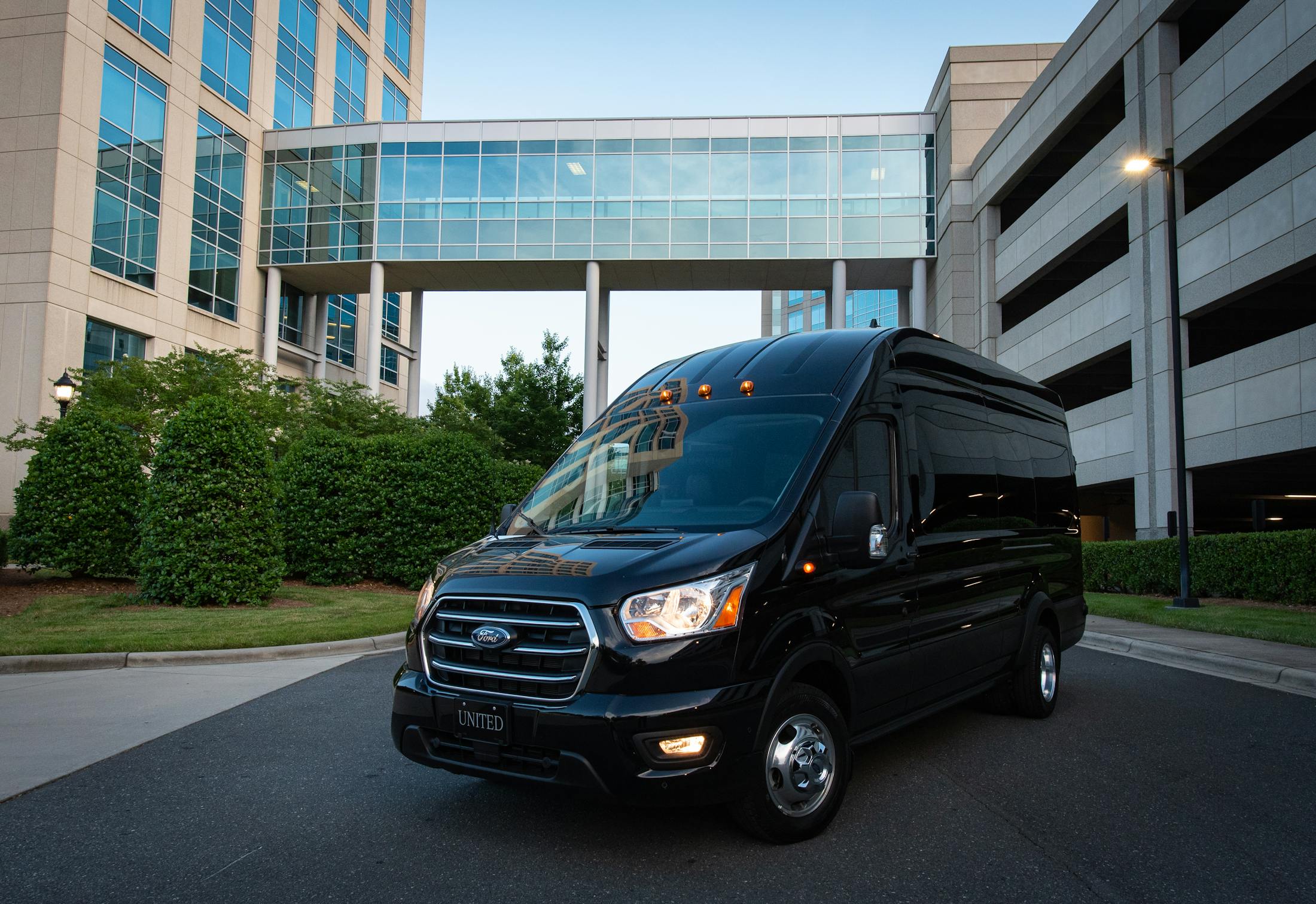 Транспорт для супроводу родини