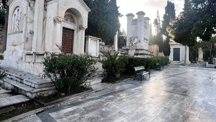 Chapelle en marbre dans un cimetière