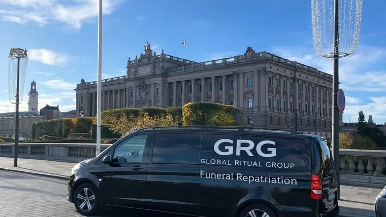 Фургон GRG на набережной перед дворцом