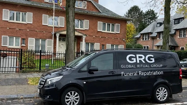 Чёрный фургон GRG для перевозки умерших на улице