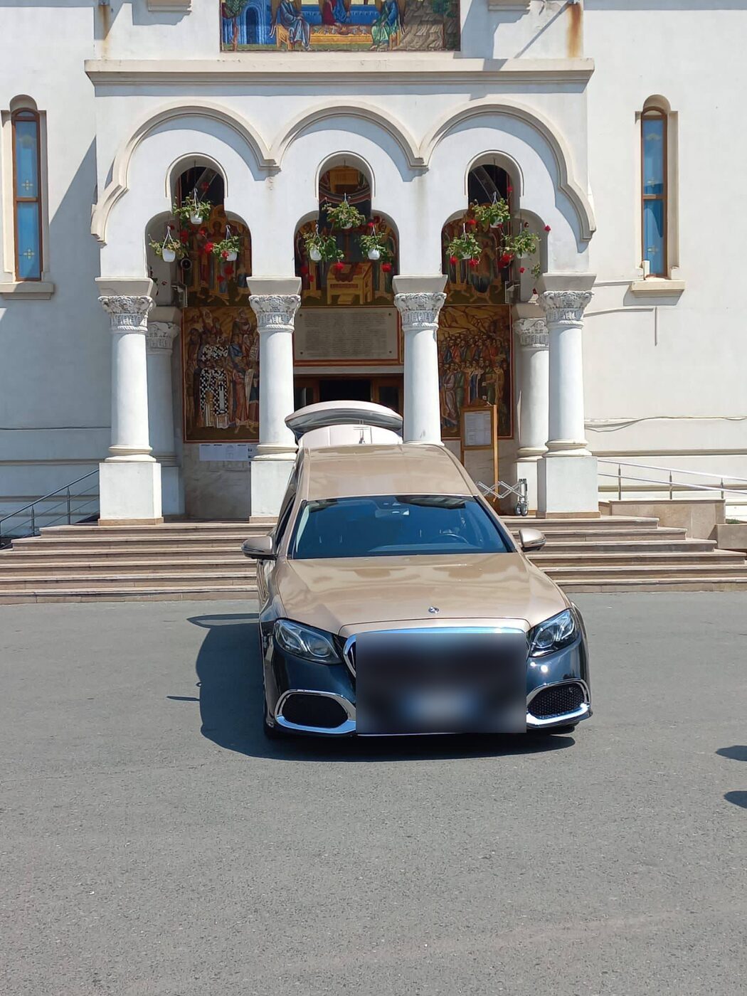 Mercedes-Maybach-Bestattungswagen vor einer orthodoxen Kirche
