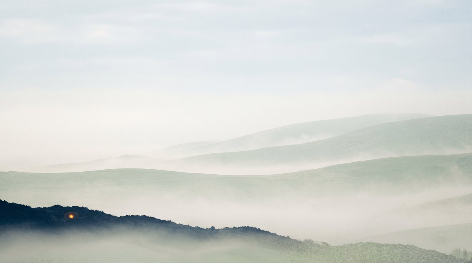 Morgennebel über Hügeln