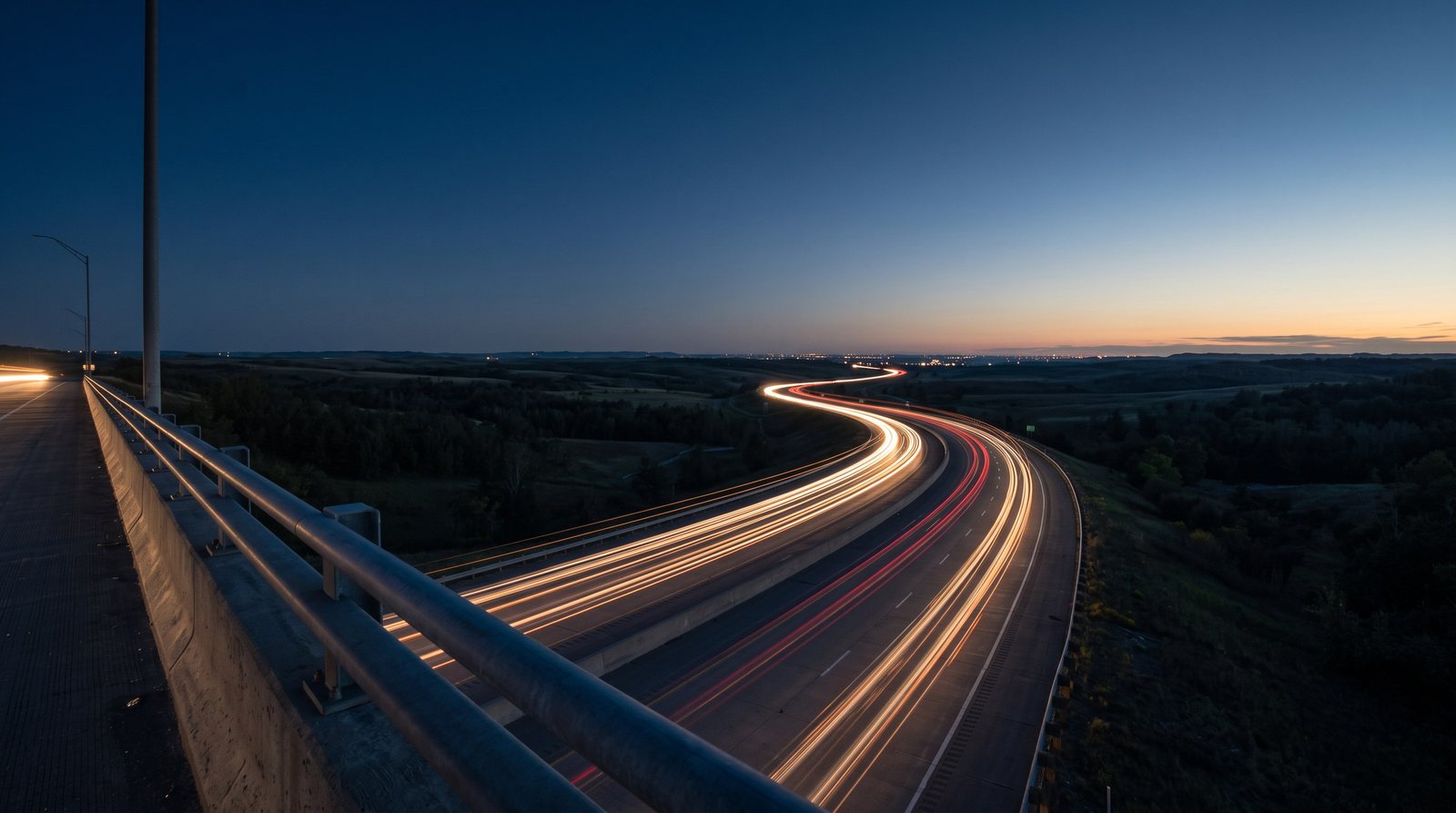 Autobahn bei Nacht von einer Brücke aus, Lichtspuren