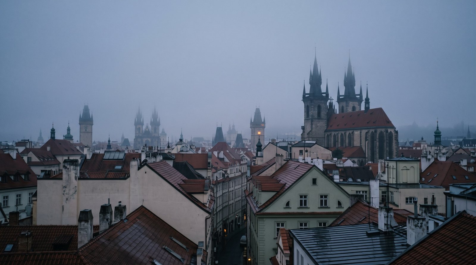 Dächer und Türme einer Altstadt im Nebel