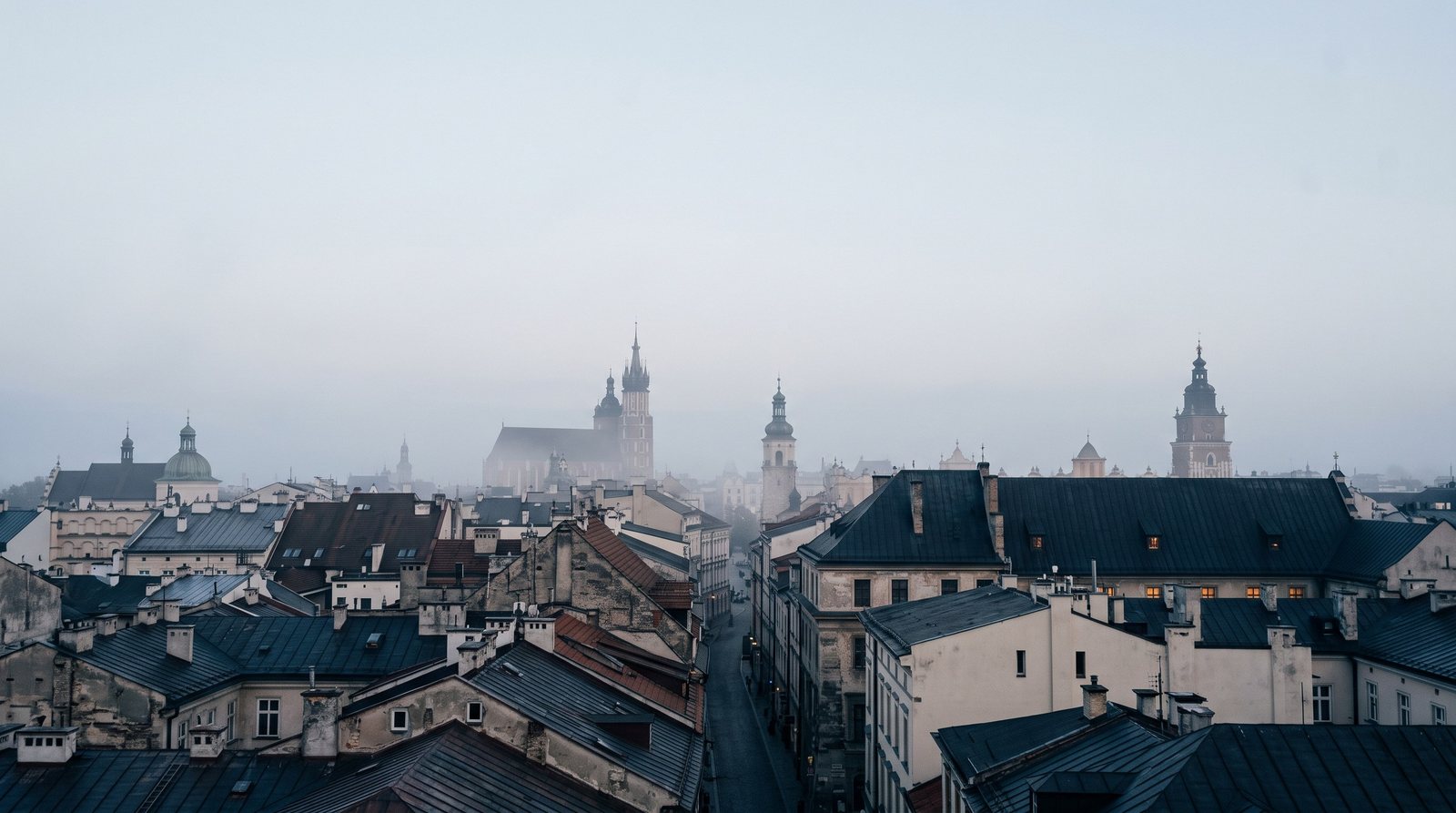 Dächer einer Altstadt im Morgennebel