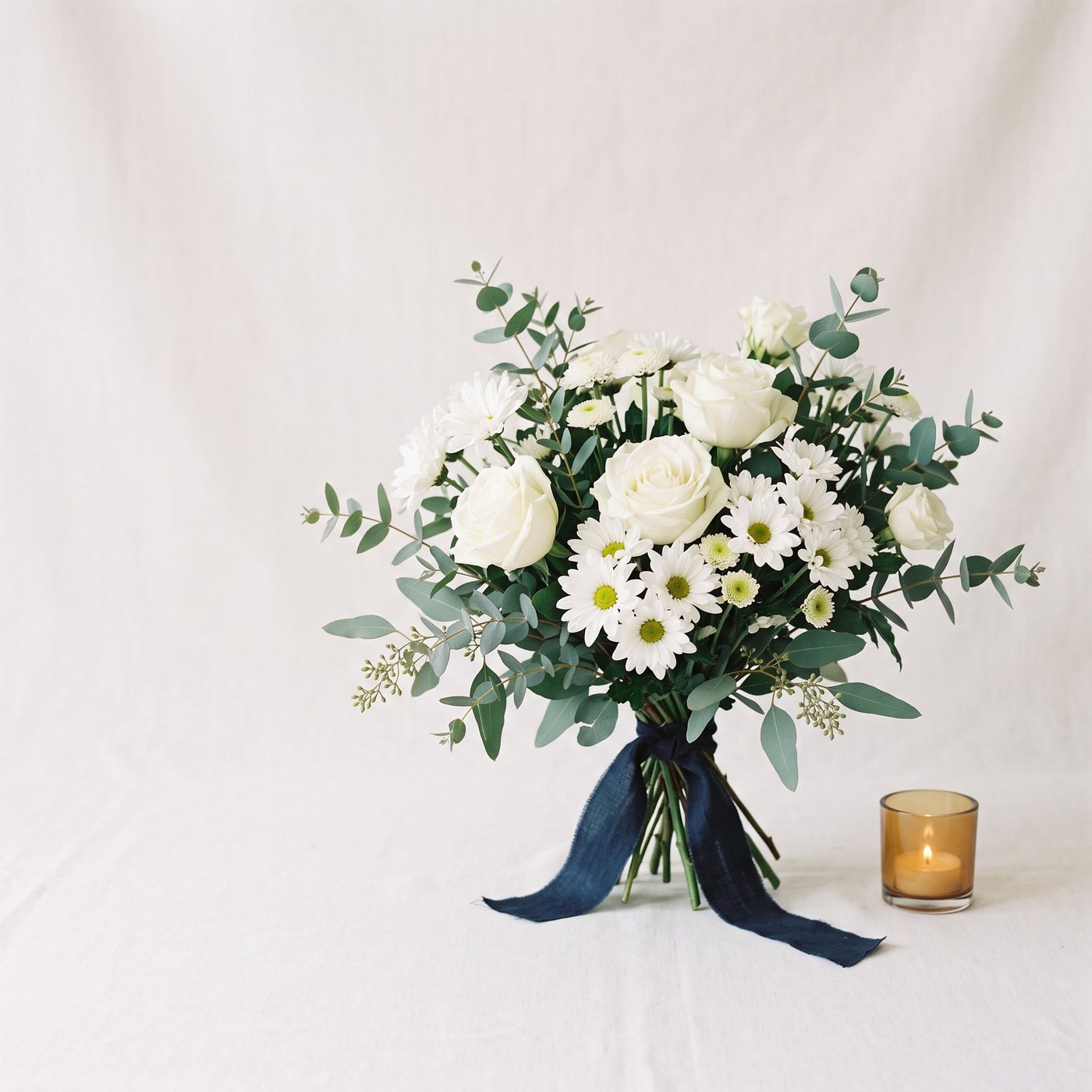 Strauß aus weißen Rosen und Chrysanthemen mit Eukalyptus