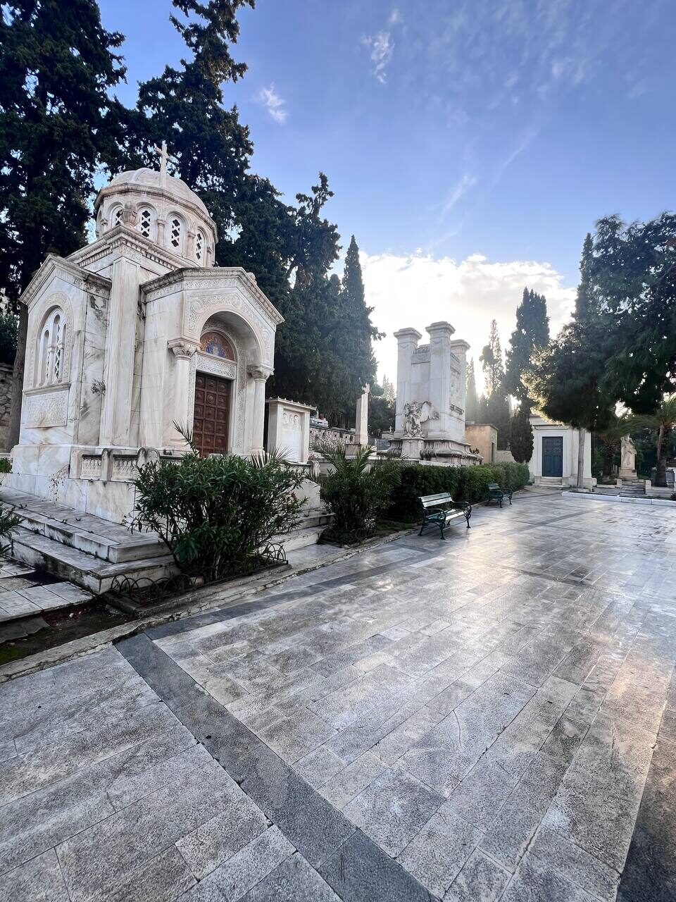 Kapelle-Mausoleum aus weißem Marmor und eine Allee auf einem Friedhof